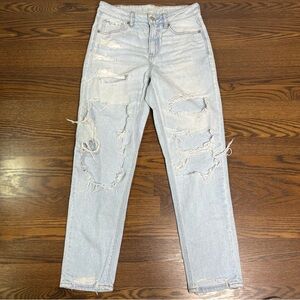 American Eagle Distressed Strigid Mom Jean in Light Wash Denim size 4